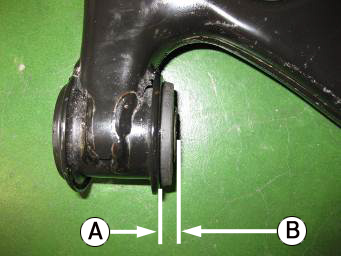 Measure the distance of the lower arm end face (A) and the inner pipe bushing (B).