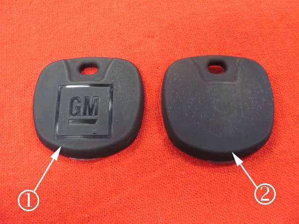 The front key cover has a GM logo on it (1). The back key cover is blank (2).
