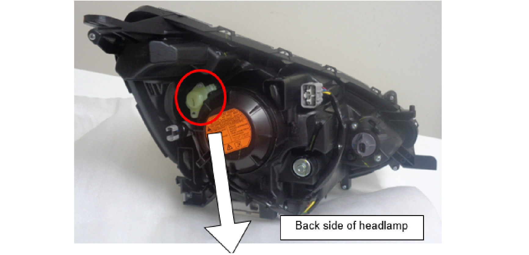 HID headlamp horizontal adjustment locking clip