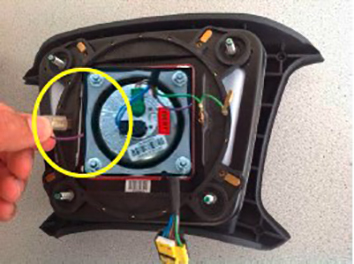 Place the horn contact plate on the new air bag module